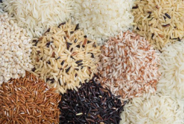 Un mélange de riz de différente couleur