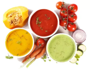 Délicieux bols de soupe aux couleurs éclatantes : vert, jaune et rouge