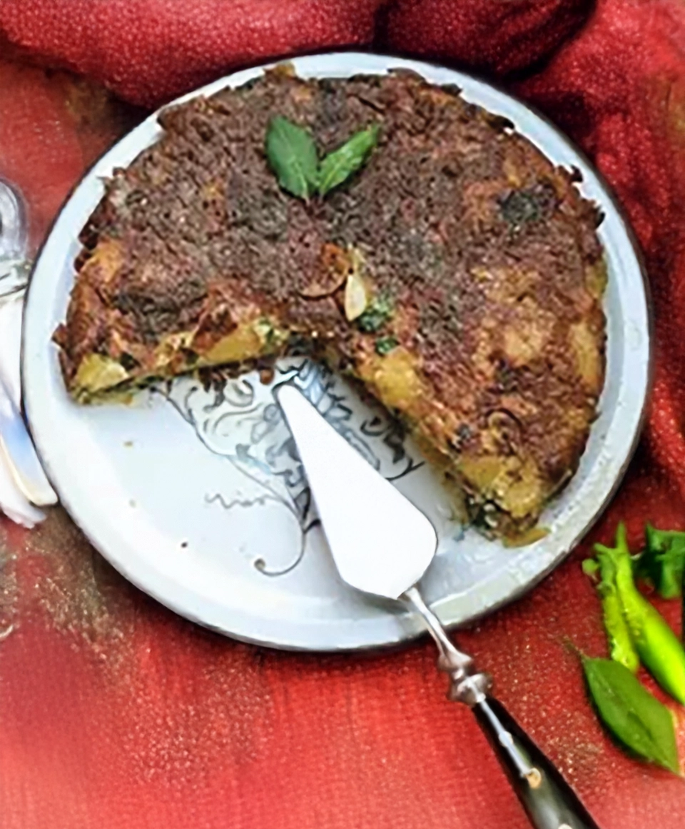 Découpe de tortilla sur un plat de service