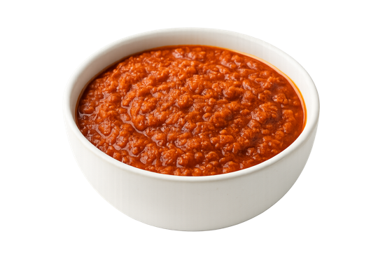 Sauce bolognaise maison dans un bol blanc