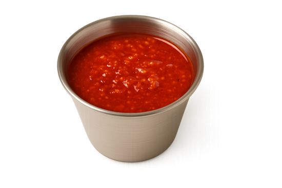 Sauce pour poulet au barbecue rouge et relevée dans une coupelle en métal brossé.