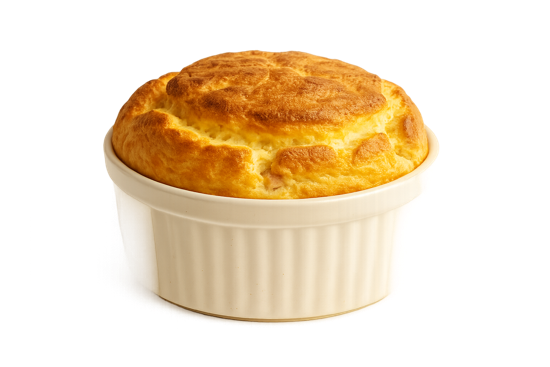 Soufflé au jambon doré et gonflé dans un moule à soufflé blanc.