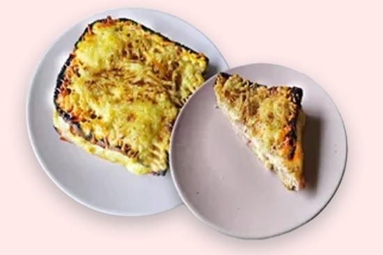 Croque-monsieur cheesy sur une assiette
