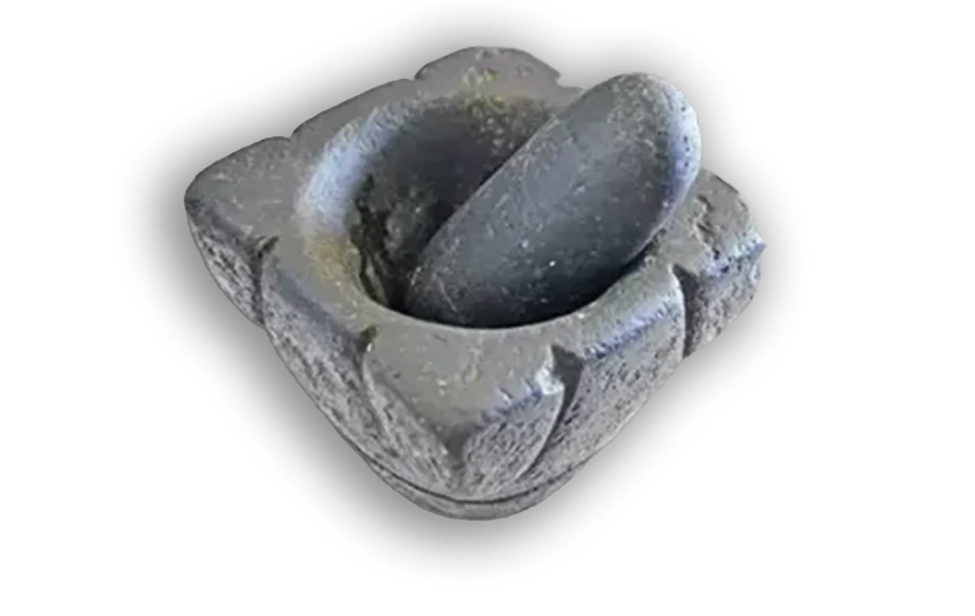 Mortier et pilon en pierre (kalou) utilis&eacute;s pour piler les ingr&eacute;dients des rougails, isol&eacute;s sur fond neutre.