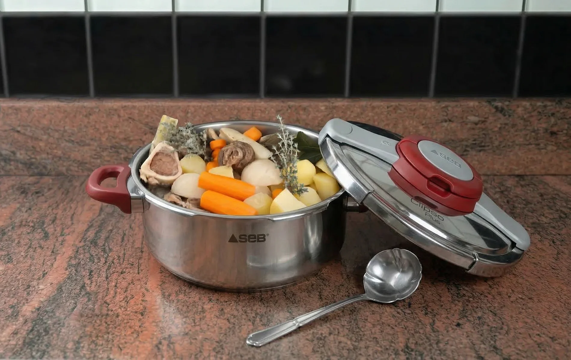 Une marmite de pot au feu à l'autocuiseur