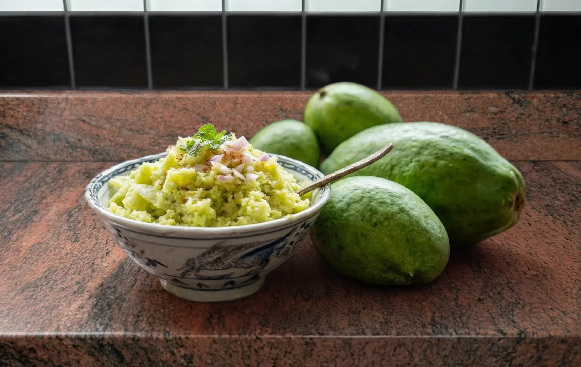 Rougail mangues ou papaye verte servi dans un bol en c&eacute;ramique.