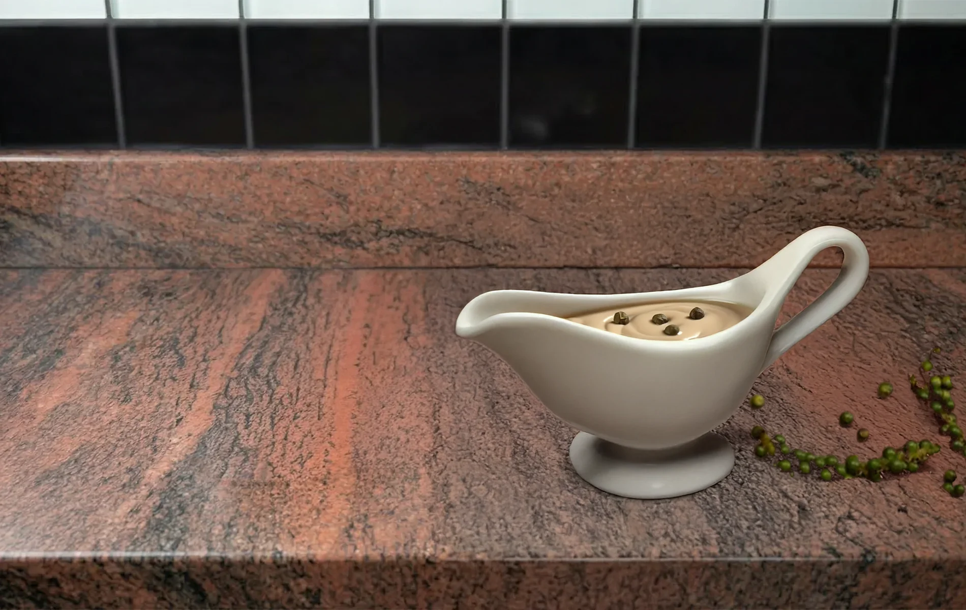 Sauce au poivre vert onctueuse de couleur cr&egrave;me, avec grains visibles, servie dans une sauci&egrave;re.