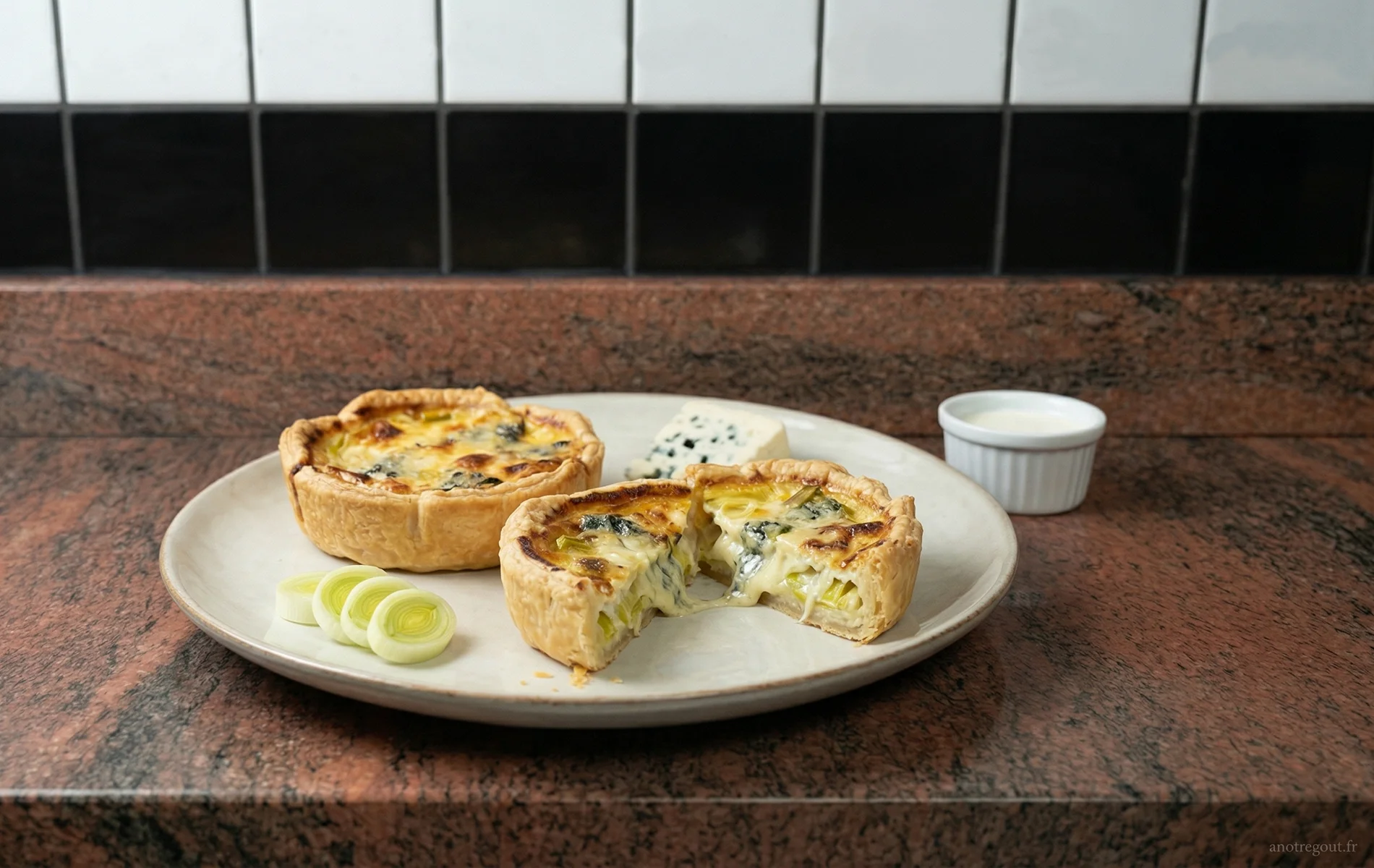 Flamichettes aux poireaux et roquefort, une coupée montrant la texture fondante.