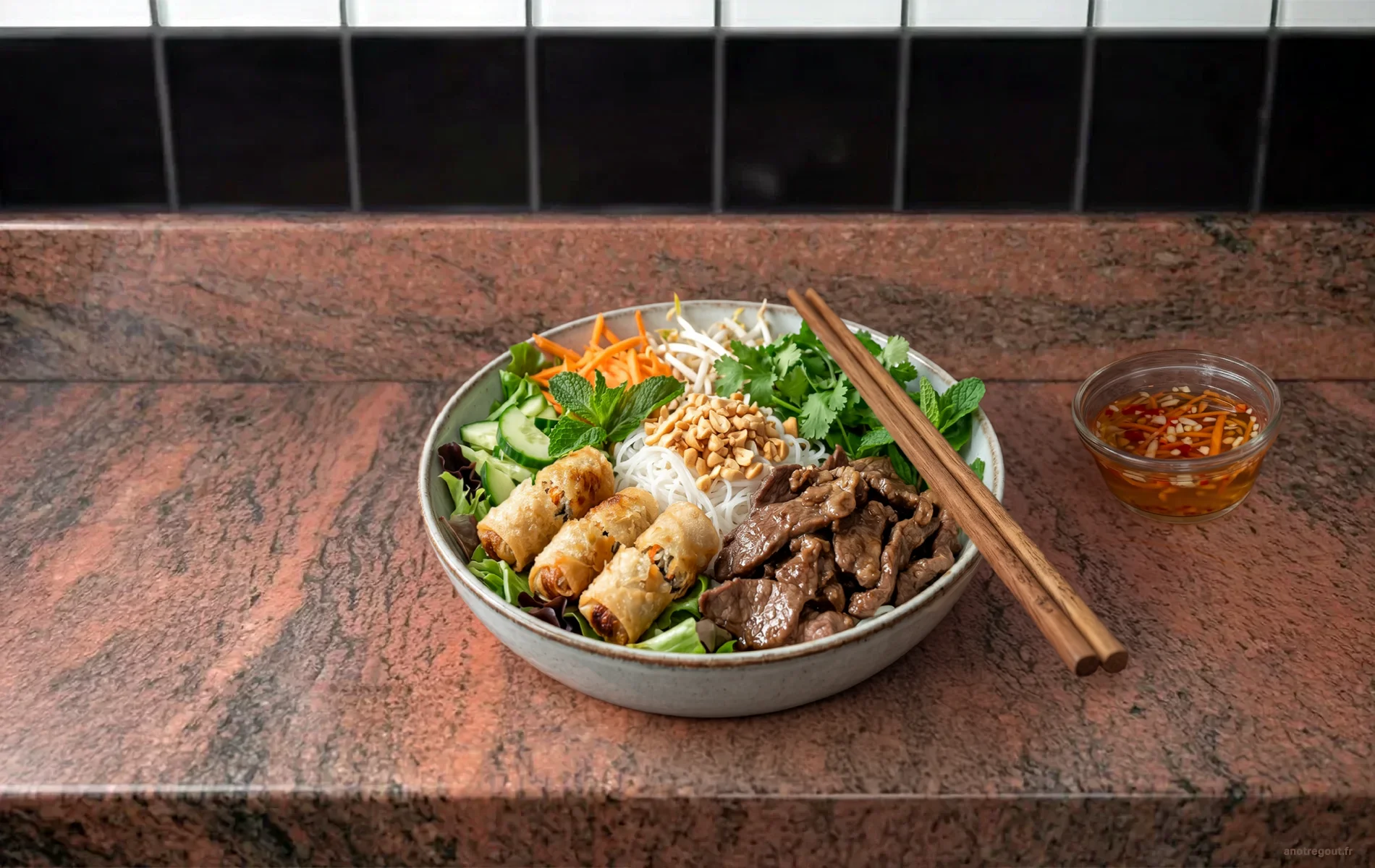 Bol de b&ograve; b&uacute;n vietnamien au b&oelig;uf, nems et herbes fra&icirc;ches