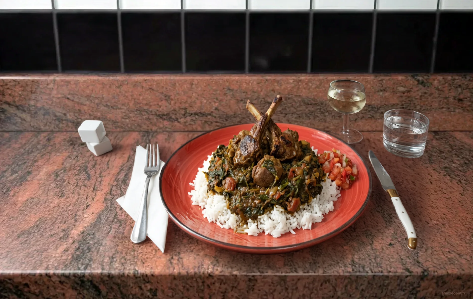 Cabri massalé touffé servi avec riz blanc et rougail.
