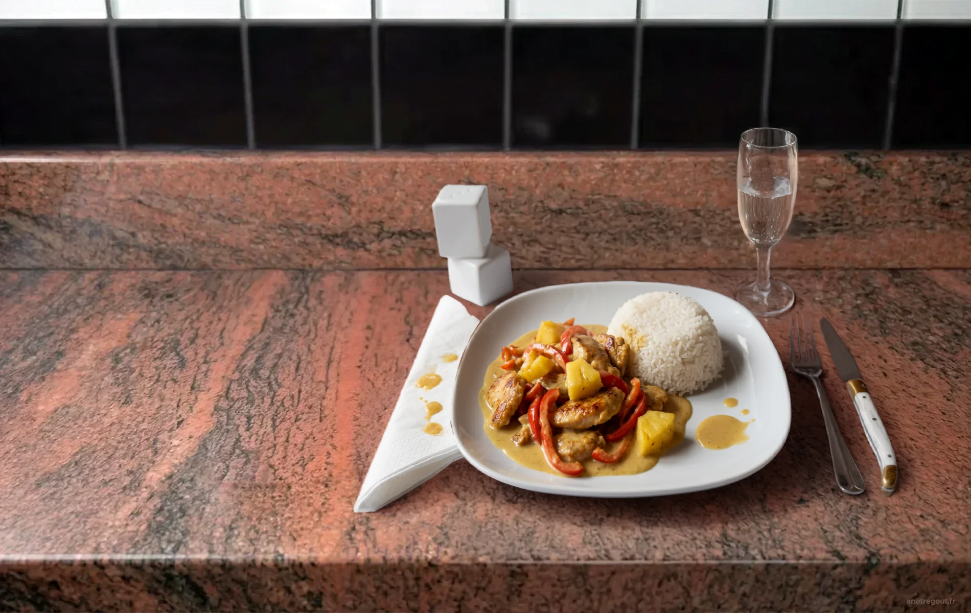 Sauté de dinde au curry servi avec poivrons, ananas et riz blanc.