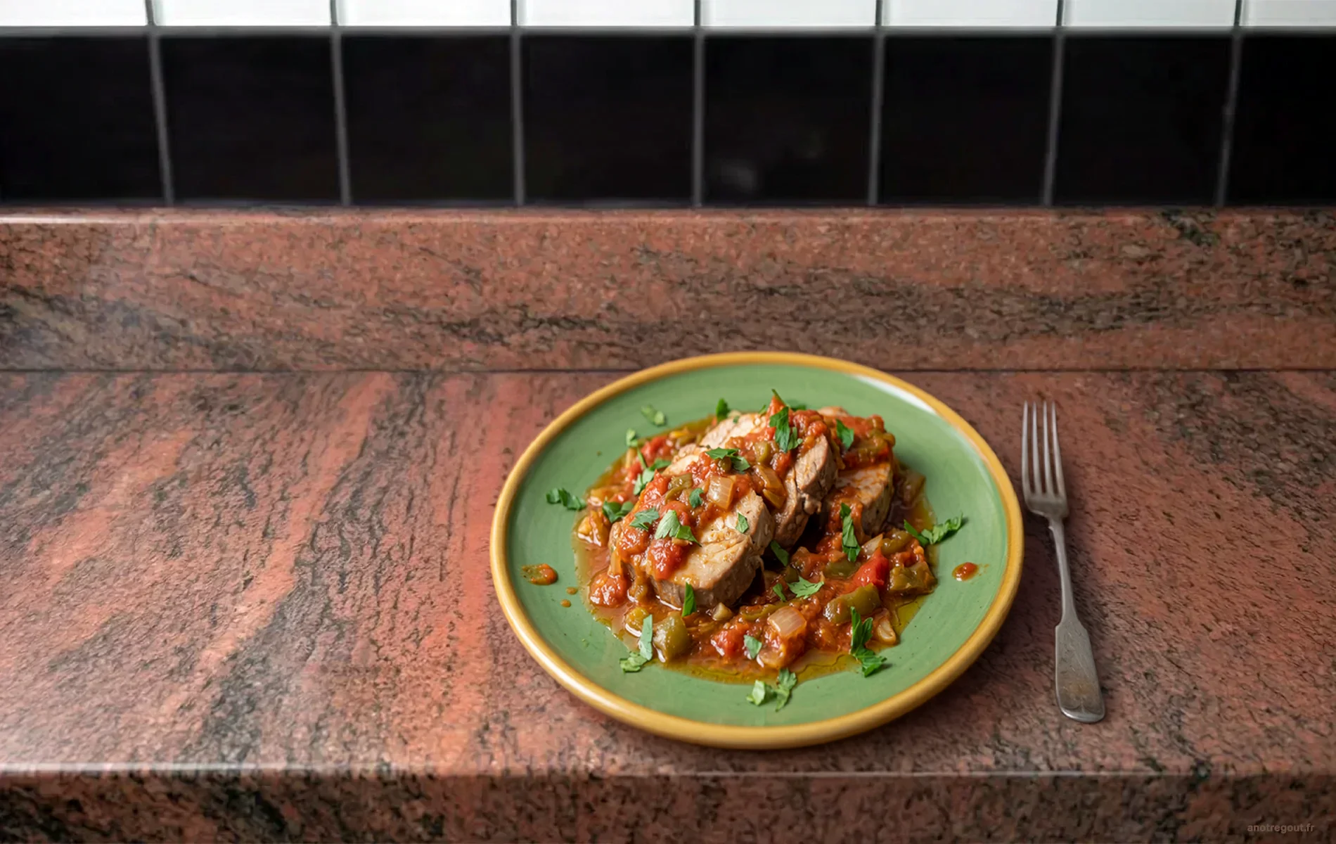 Thon &agrave; la luzienne en sauce tomate et poivrons dans une assiette verte, fourchette &agrave; c&ocirc;t&eacute;