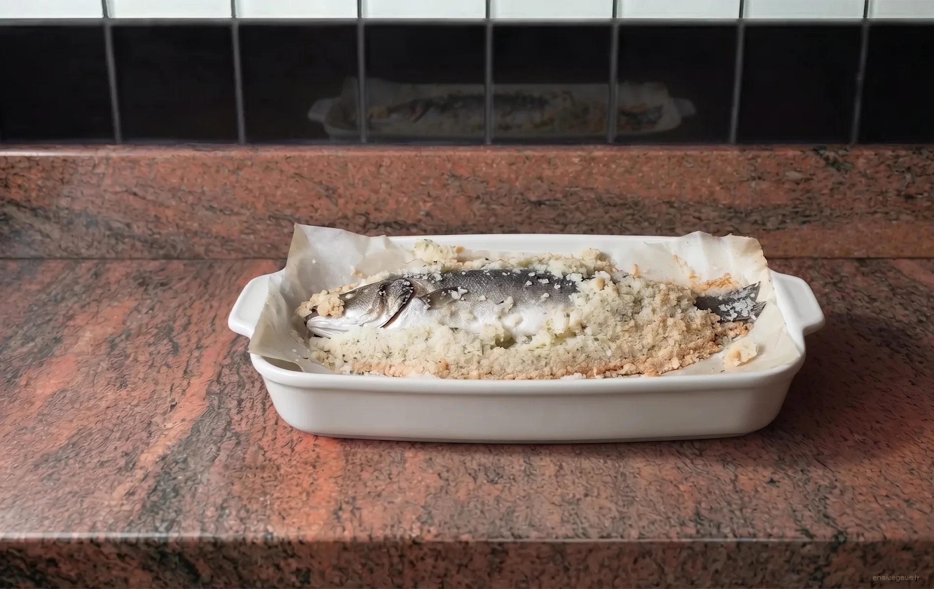 Bar en cro&ucirc;te de sel apr&egrave;s cuisson.