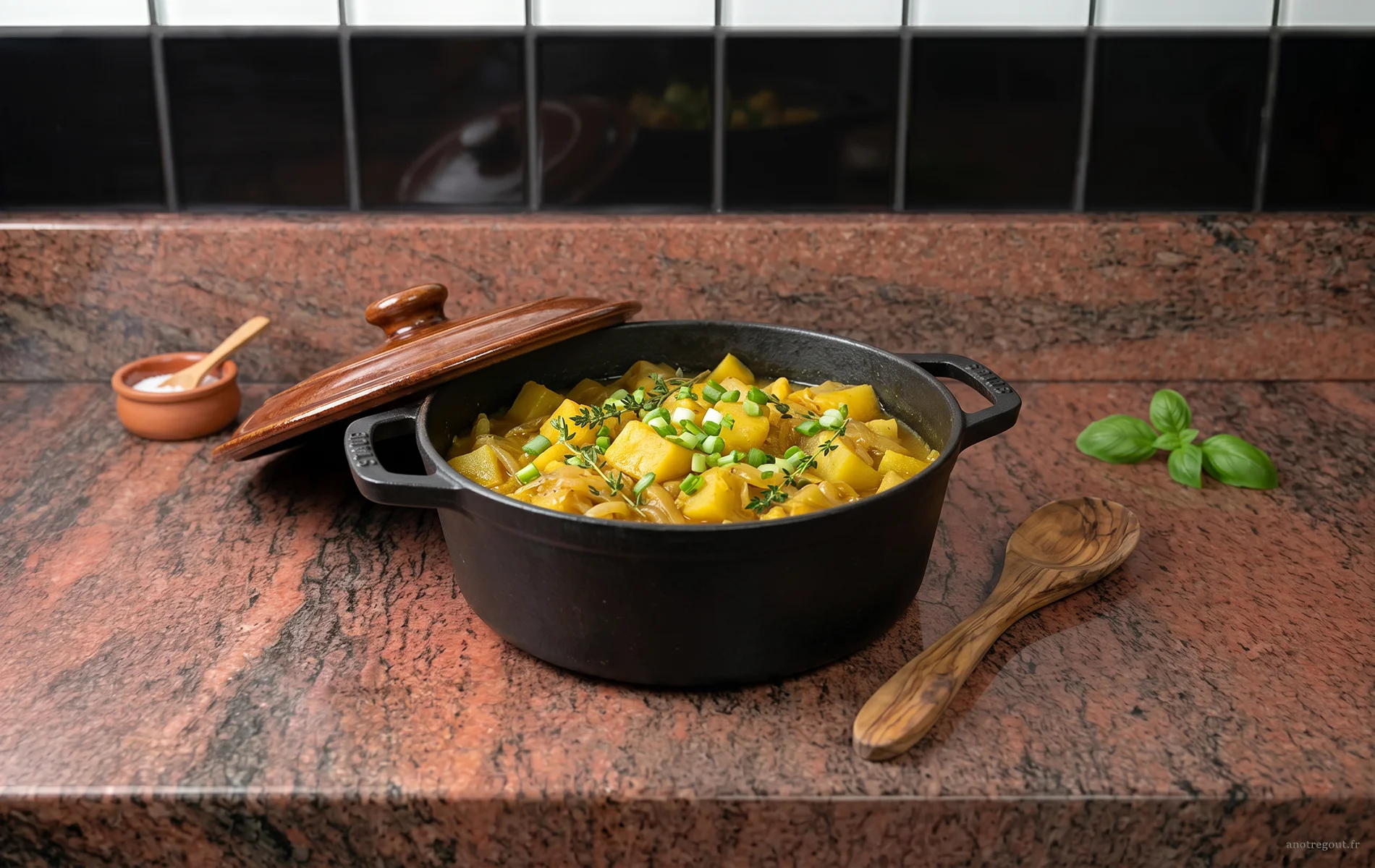 Daube chouchou r&eacute;unionnaise au curcuma servie dans une cocotte.