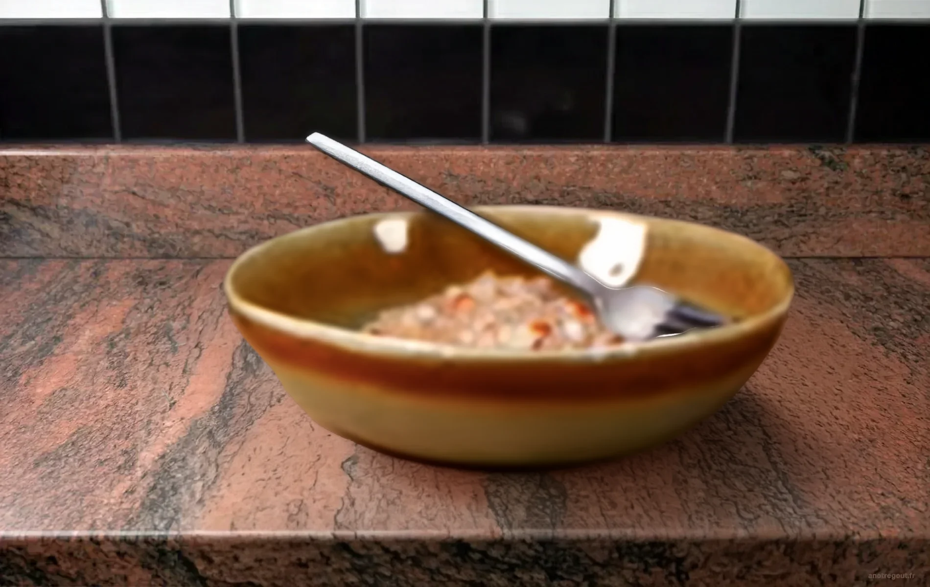 Bouillie crémeuse de farine de manioc au poisson servie dans une assiette creuse.