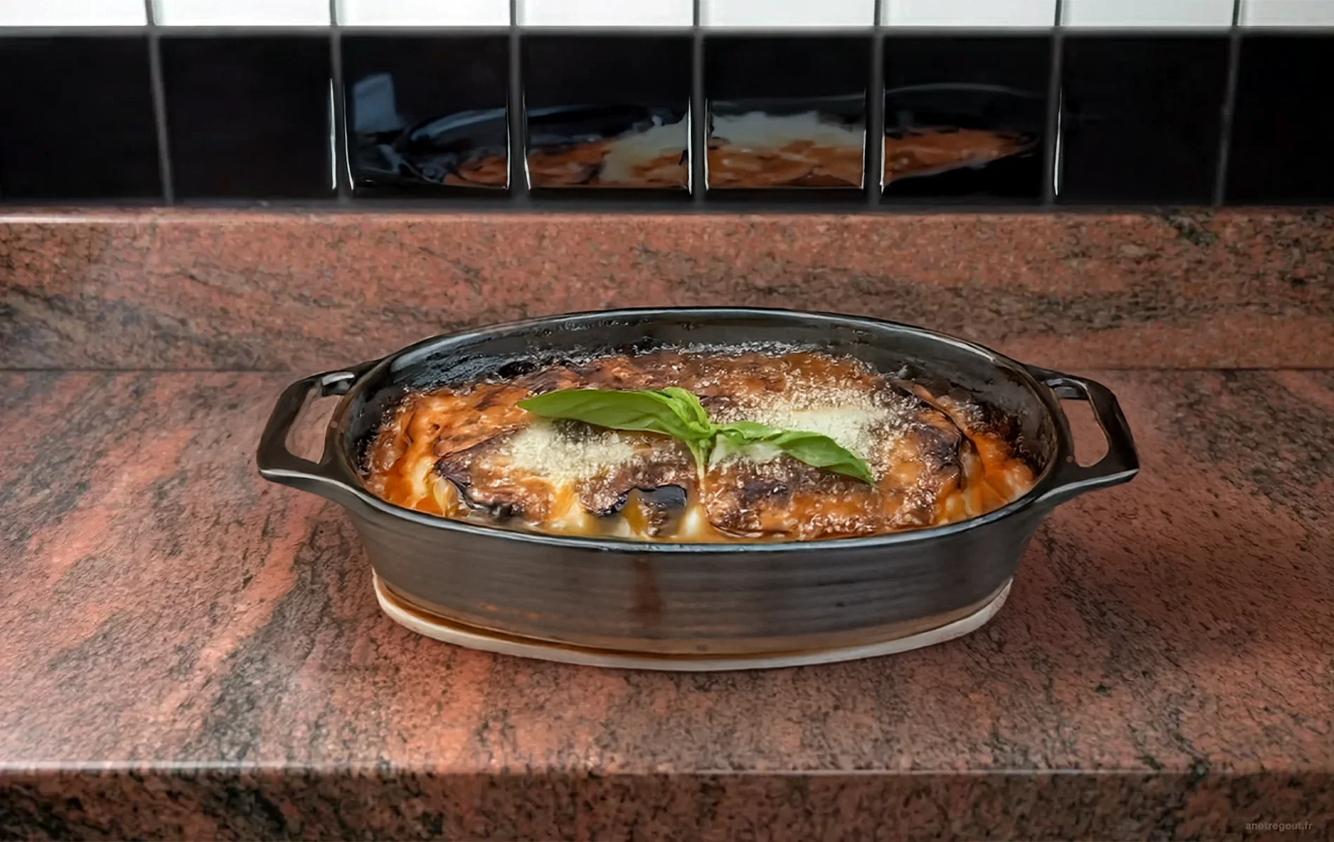 Melanzane alla Parmigiana gratin&eacute;e aux aubergines et parmesan.
