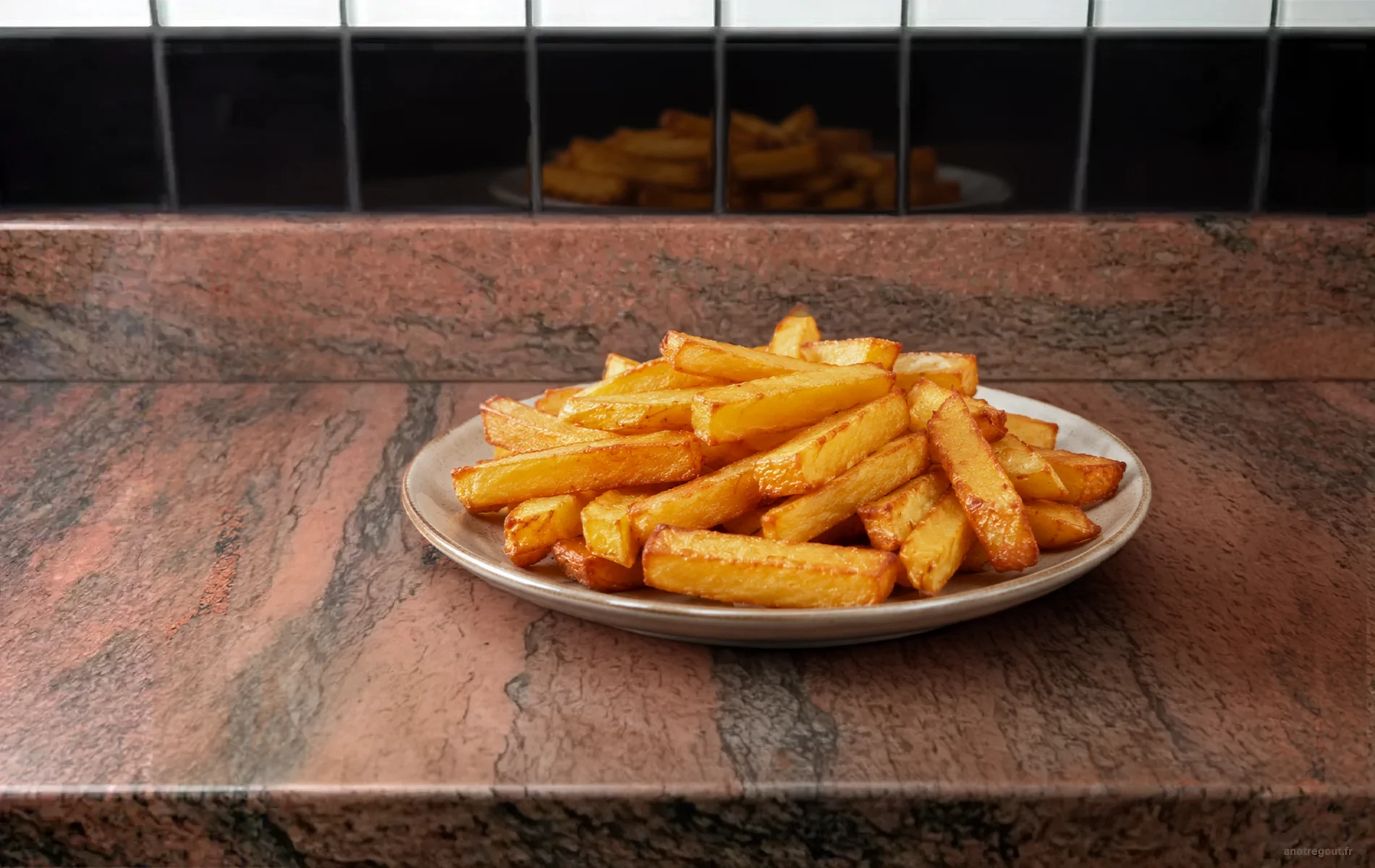 Assiette de frites maison dor&eacute;es et croustillantes,