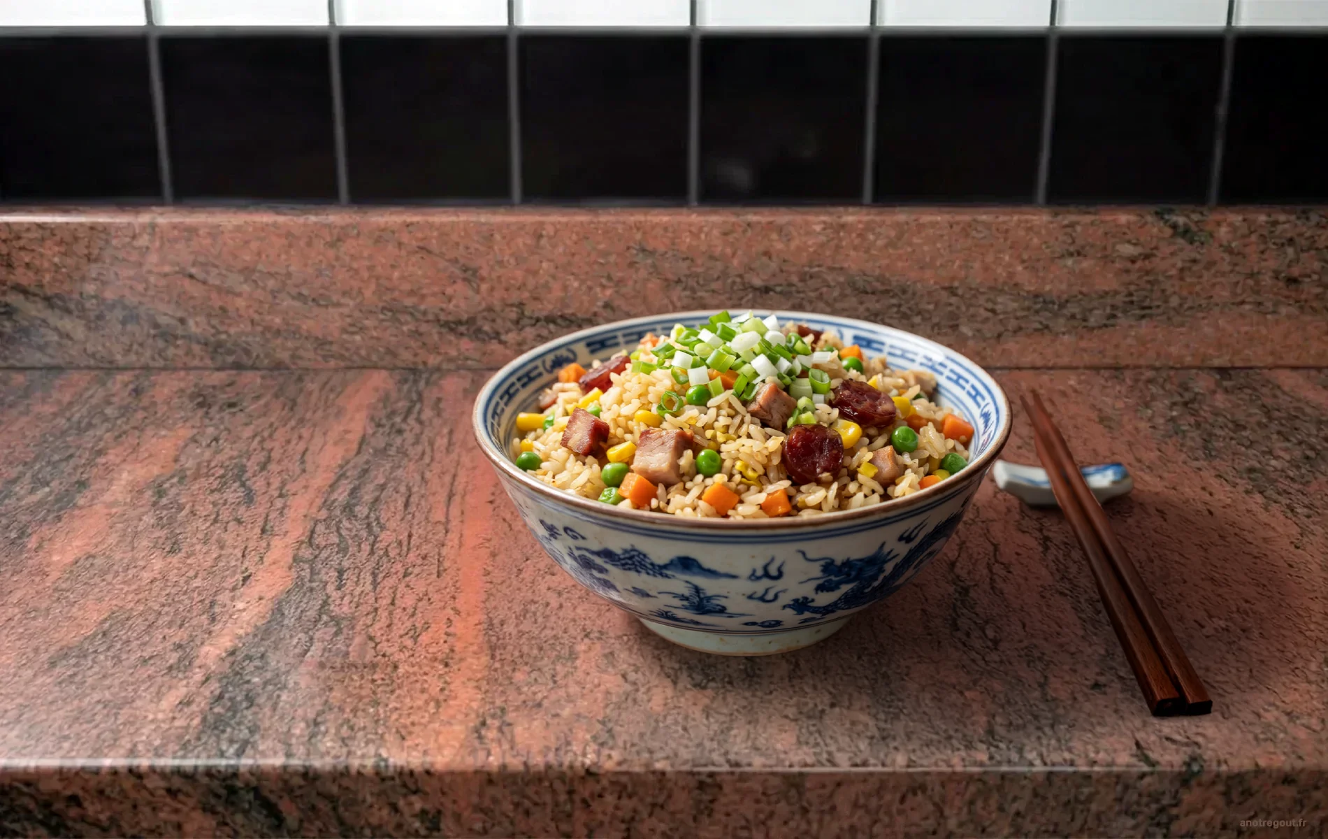 Bol de riz cantonais garni de l&eacute;gumes, viande et ciboule.