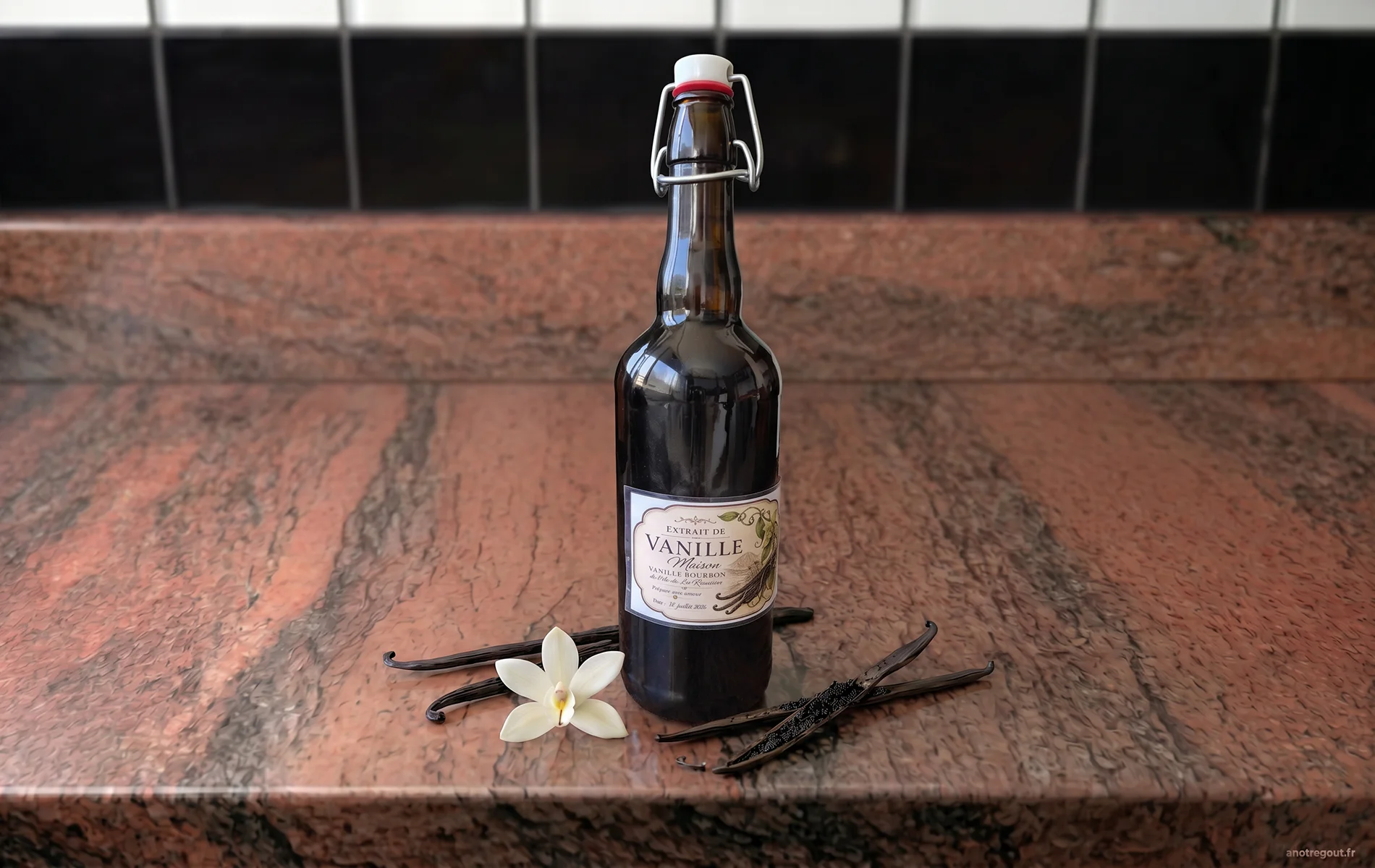 Bouteille en verre d'extrait de vanille maison contenant des gousses de vanille Bourbon de La R&eacute;union en mac&eacute;ration dans de la vodka