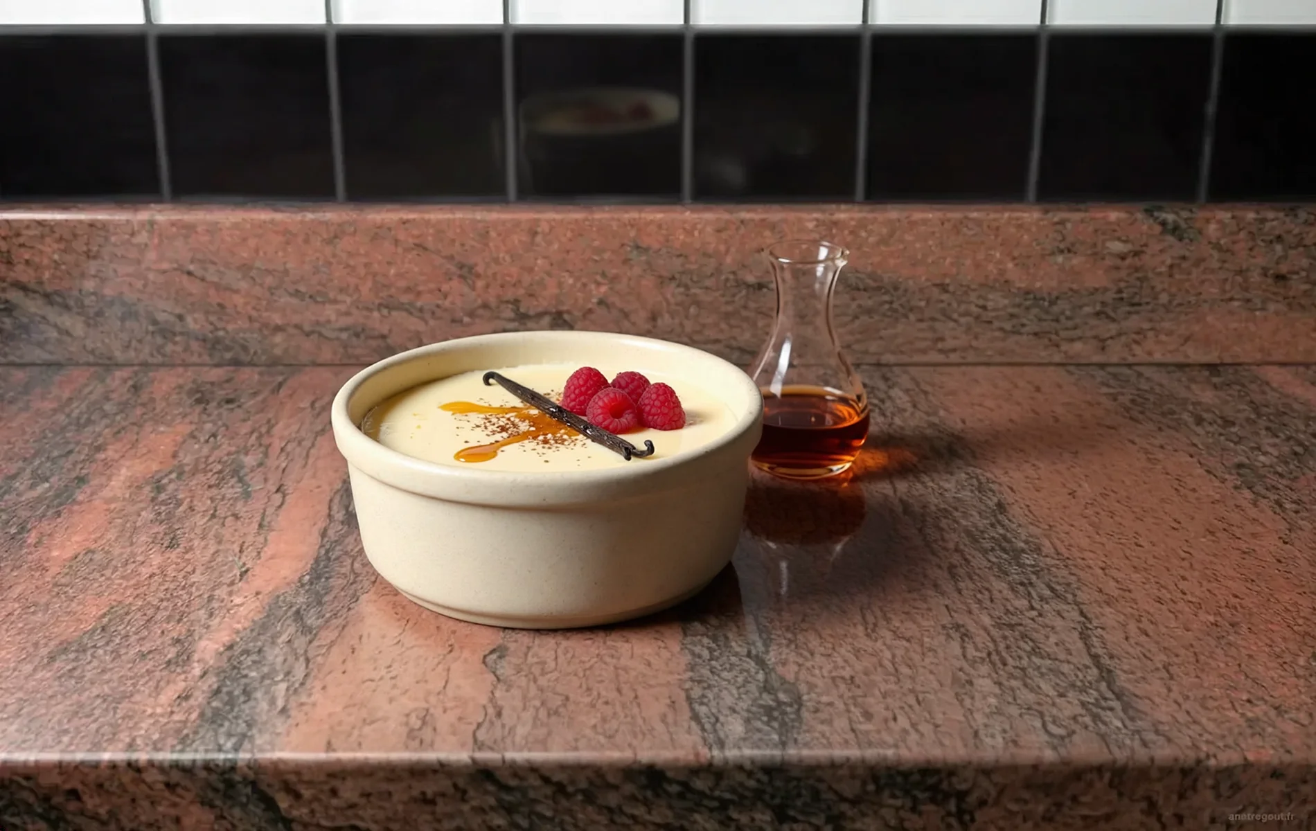 Cr&egrave;me aux &oelig;ufs cuite &agrave; la vapeur, servie avec un filet de sirop d'&eacute;rable et une gousse de vanille.